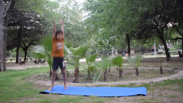 Ragazzo Intelligente Asiatico Che Yoga Posa Nel Parco Della Società — Video Stock