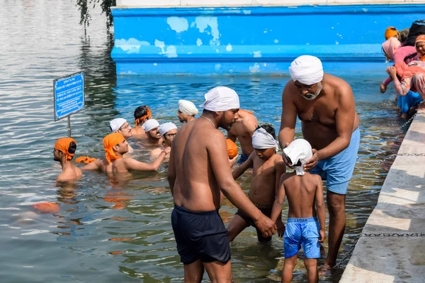 Amritsar India Febrero 2023 Devotos Identificados Tomando Baño Sagrado Sarovar — Foto de Stock