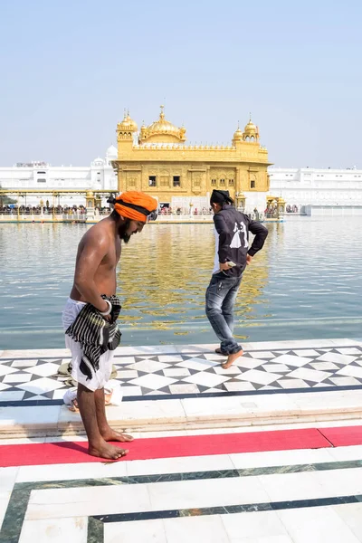 Amritsar India Februari 2023 Niet Geïdentificeerde Toegewijden Nemen Heilige Dip — Stockfoto