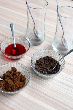 Vanilyalı dondurma, browni, kakao tozu, taze doğranmış meyve ve çilek şurubu içeren ateşte pişirilmemiş dondurmanın bileşenleri. Dondurma tabağı hazırlama