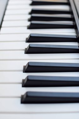 Piyano tuşlarına yakın çekim. Piyano siyah ve beyaz tuşlar ve piyano klavye müzik aleti güneşli bir günde ev balkonuna yerleştirildi.