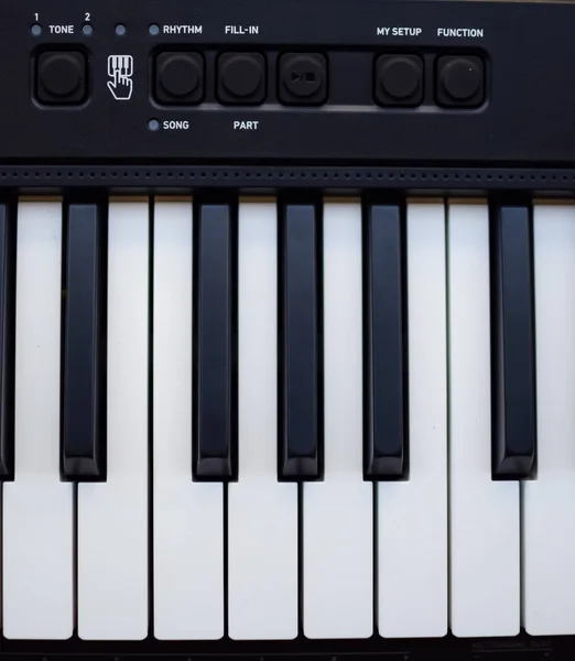 ピアノキーのクローズアップ 晴れた日に自宅のバルコニーに置かれたピアノ黒と白のキーとピアノのキーボード楽器 — ストック写真