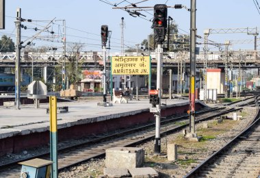 Amritsar tren istasyonu sabah saatlerinde, Amritsar tren istasyonu pankartı Amritsar, Punjab tren istasyonu