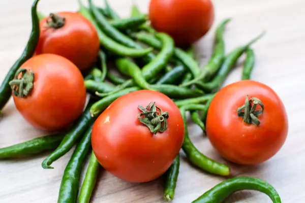 Czerwony Pomidor Zielona Papryka Chili Zwykłym Drewnianym Stole Zielone Warzywa — Zdjęcie stockowe