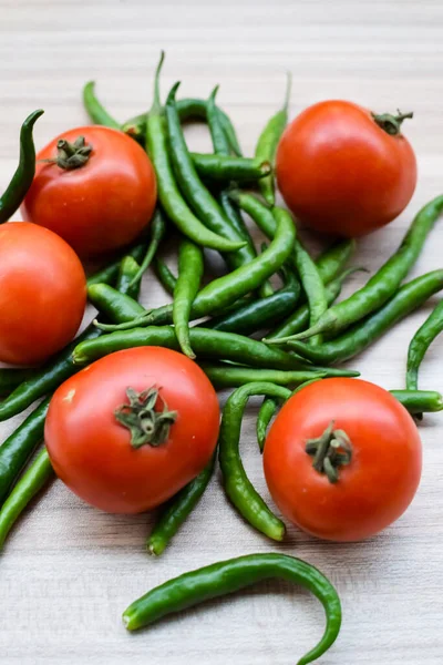 Czerwony Pomidor Zielona Papryka Chili Zwykłym Drewnianym Stole Zielone Warzywa — Zdjęcie stockowe