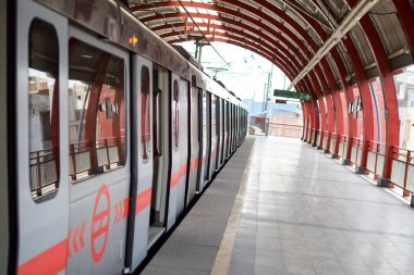Delhi Metro treni Yeni Delhi, Hindistan, Asya 'daki Jhandewalan metro istasyonuna varıyor. Jhandewalan istasyonundan kalkan 20 lakhdan fazla yolcu Delhi Metro' dan yola çıkıyor.