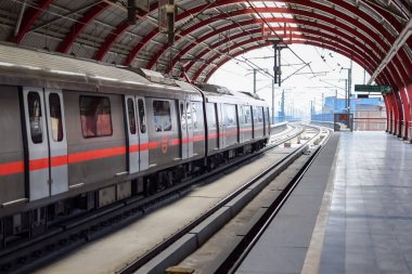 Delhi Metro treni Yeni Delhi, Hindistan, Asya 'daki Jhandewalan metro istasyonuna varıyor. Jhandewalan istasyonundan kalkan 20 lakhdan fazla yolcu Delhi Metro' dan yola çıkıyor.