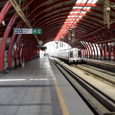 Delhi Metro treni Yeni Delhi, Hindistan, Asya 'daki Jhandewalan metro istasyonuna varıyor. Jhandewalan istasyonundan kalkan 20 lakhdan fazla yolcu Delhi Metro' dan yola çıkıyor.