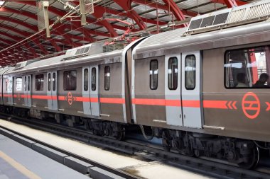 Delhi Metro treni Yeni Delhi, Hindistan, Asya 'daki Jhandewalan metro istasyonuna varıyor. Jhandewalan istasyonundan kalkan 20 lakhdan fazla yolcu Delhi Metro' dan yola çıkıyor.