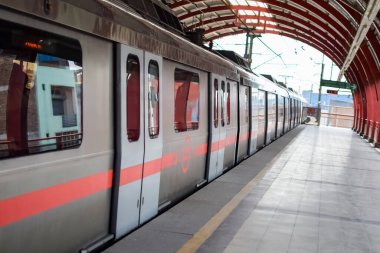Delhi Metro treni Yeni Delhi, Hindistan, Asya 'daki Jhandewalan metro istasyonuna varıyor. Jhandewalan istasyonundan kalkan 20 lakhdan fazla yolcu Delhi Metro' dan yola çıkıyor.