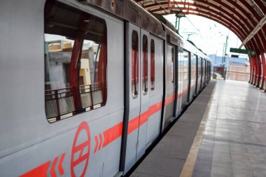 Delhi Metro treni Yeni Delhi, Hindistan, Asya 'daki Jhandewalan metro istasyonuna varıyor. Jhandewalan istasyonundan kalkan 20 lakhdan fazla yolcu Delhi Metro' dan yola çıkıyor.