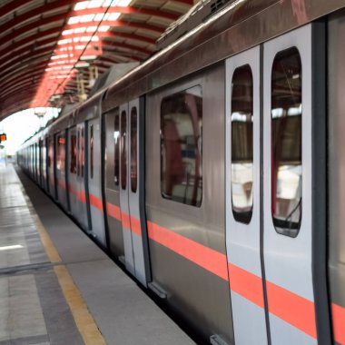 Delhi Metro treni Yeni Delhi, Hindistan, Asya 'daki Jhandewalan metro istasyonuna varıyor. Jhandewalan istasyonundan kalkan 20 lakhdan fazla yolcu Delhi Metro' dan yola çıkıyor.