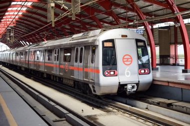 Delhi Metro treni Yeni Delhi, Hindistan, Asya 'daki Jhandewalan metro istasyonuna varıyor. Jhandewalan istasyonundan kalkan 20 lakhdan fazla yolcu Delhi Metro' dan yola çıkıyor.