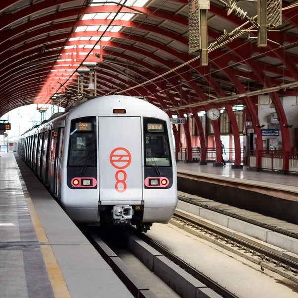 Delhi Metro treni Yeni Delhi, Hindistan, Asya 'daki Jhandewalan metro istasyonuna varıyor. Jhandewalan istasyonundan kalkan 20 lakhdan fazla yolcu Delhi Metro' dan yola çıkıyor.