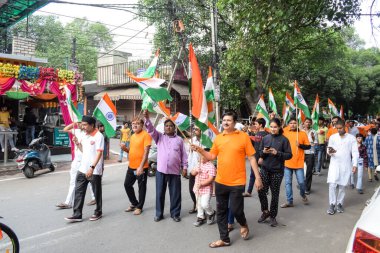 Delhi, Hindistan - 15 Haziran 2023 - Büyük Tiranga Yatra sırasında Hindistan 'ın bağımsızlığının 76. yıldönümü olan Hint Bayrağı yürüyüşünü kutlamak için Azadi Ka Amrit Mahotsav kapsamında büyük bir grup insan organize edildi