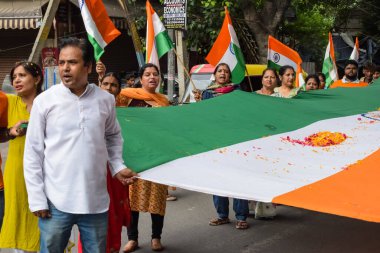 Delhi, Hindistan - 15 Haziran 2023 - Büyük Tiranga Yatra sırasında Hindistan 'ın bağımsızlığının 76. yıldönümü olan Hint Bayrağı yürüyüşünü kutlamak için Azadi Ka Amrit Mahotsav kapsamında büyük bir grup insan organize edildi