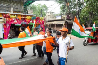 Delhi, Hindistan - 15 Haziran 2023 - Büyük Tiranga Yatra sırasında Hindistan 'ın bağımsızlığının 76. yıldönümü olan Hint Bayrağı yürüyüşünü kutlamak için Azadi Ka Amrit Mahotsav kapsamında büyük bir grup insan organize edildi