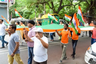 Delhi, Hindistan - 15 Haziran 2023 - Büyük Tiranga Yatra sırasında Hindistan 'ın bağımsızlığının 76. yıldönümü olan Hint Bayrağı yürüyüşünü kutlamak için Azadi Ka Amrit Mahotsav kapsamında büyük bir grup insan organize edildi