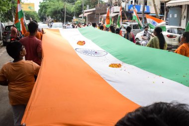 Delhi, Hindistan - 15 Haziran 2023 - Büyük Tiranga Yatra sırasında Hindistan 'ın bağımsızlığının 76. yıldönümü olan Hint Bayrağı yürüyüşünü kutlamak için Azadi Ka Amrit Mahotsav kapsamında büyük bir grup insan organize edildi