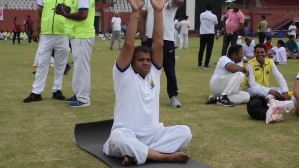 Nuova Delhi India Giugno 2023 Sessione Esercizi Yoga Gruppo Persone — Video Stock