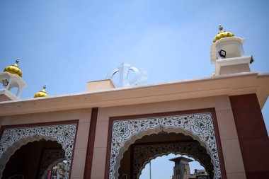 Gurudwara Sis Ganj Sahib, Hindistan 'da Eski Delhi' de bulunan dokuz tarihsel Gurdwara 'dan biridir, Chandni Chowk' da Sheesh Ganj Gurudwara, Eski Delhi 'de Kızıl Kale' nin karşısında yer alır.