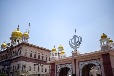 Gurudwara Sis Ganj Sahib, Hindistan 'da Eski Delhi' de bulunan dokuz tarihsel Gurdwara 'dan biridir, Chandni Chowk' da Sheesh Ganj Gurudwara, Eski Delhi 'de Kızıl Kale' nin karşısında yer alır.
