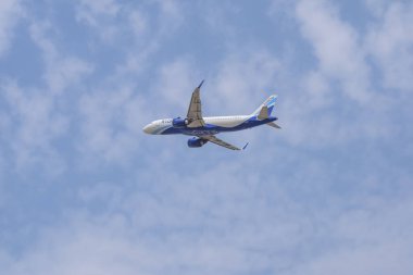 Yeni Delhi, Hindistan, 16 Nisan 2023 - Indigo Airbus A320 Indra Gandhi Uluslararası Havalimanı Delhi 'den havalanıyor, gündüz vakti mavi gökyüzünde uçan Indigo iç uçağı