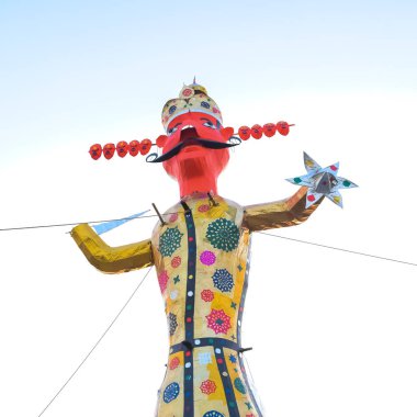 Ravnans 'ın Dussera festivali sırasında Hindistan, Delhi' de Ramleela 'da alevlenmesi, Dussera Fuarı sırasında Lord Rama' nın zaferini kutlamak için Ravana 'nın büyük heykeli ateşe verilmesi.