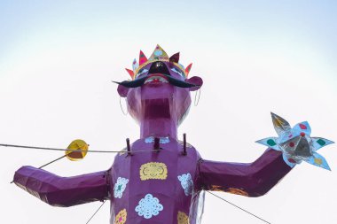 Ravnans 'ın Dussera festivali sırasında Hindistan, Delhi' de Ramleela 'da alevlenmesi, Dussera Fuarı sırasında Lord Rama' nın zaferini kutlamak için Ravana 'nın büyük heykeli ateşe verilmesi.