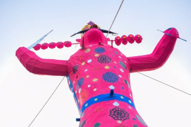 Ravnans 'ın Dussera festivali sırasında Hindistan, Delhi' de Ramleela 'da alevlenmesi, Dussera Fuarı sırasında Lord Rama' nın zaferini kutlamak için Ravana 'nın büyük heykeli ateşe verilmesi.