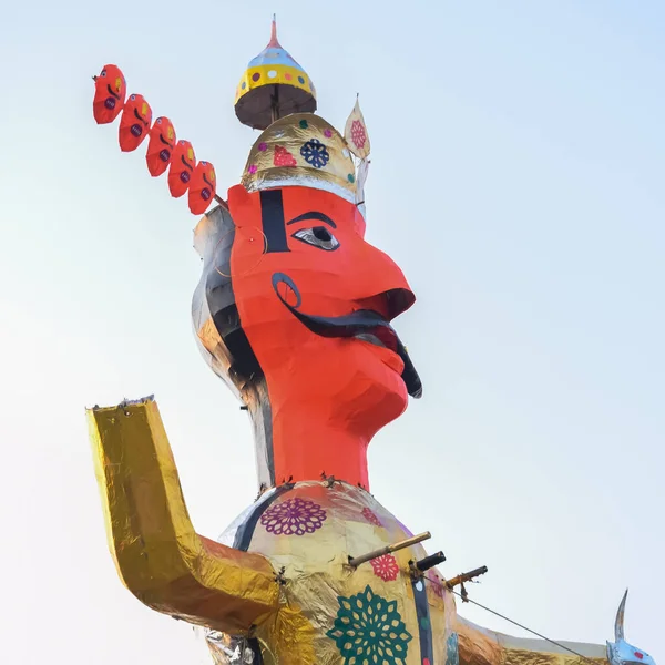 Ravnans 'ın Dussera festivali sırasında Hindistan, Delhi' de Ramleela 'da alevlenmesi, Dussera Fuarı sırasında Lord Rama' nın zaferini kutlamak için Ravana 'nın büyük heykeli ateşe verilmesi.