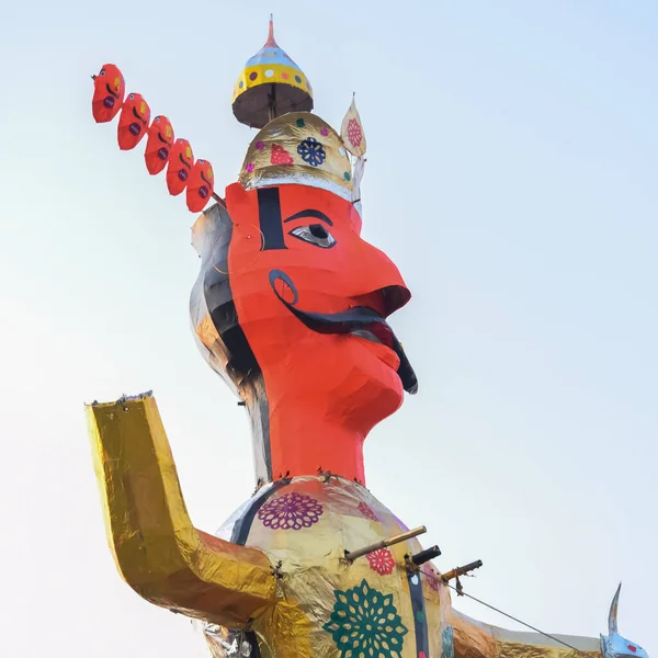 インド デリーのラムレラ グラウンドで開催されたデュッセラ祭ではラバナの像が点火され ラーマ1世の勝利を祝うためにデュッセラの祭の間に火が灯された ストック写真