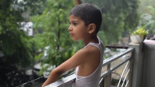 Маленький Ребенок Играет Летний Дождь Балконе Дома Индийский Умный Мальчик — стоковое видео