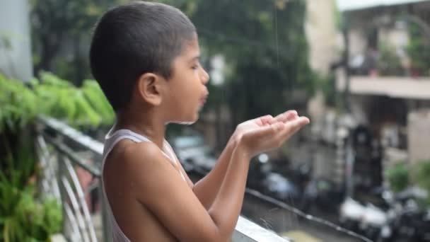 Mały Dzieciak Bawiący Się Letni Deszcz Domu Balkon Indyjski Mądry — Wideo stockowe