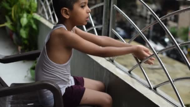 Liten Unge Leker Sommaren Regn Huset Balkong Indiska Smart Pojke — Stockvideo