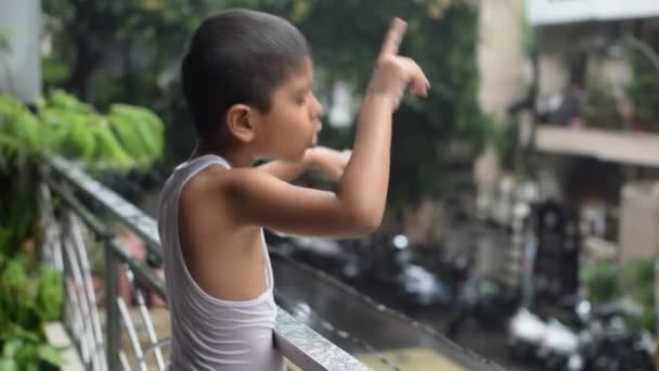Criança Brincando Chuva Verão Varanda Casa Menino Inteligente Indiano Brincando — Vídeo de Stock