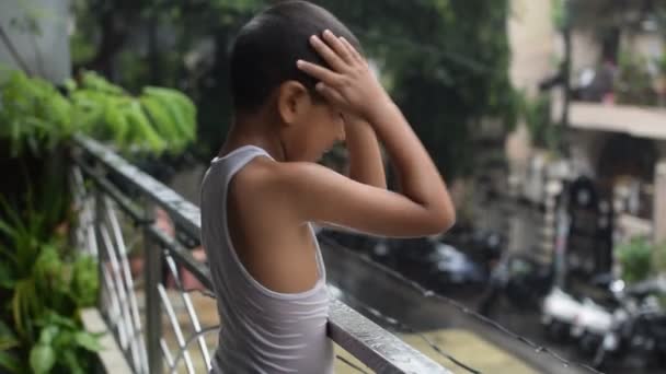 Kleines Kind Beim Spielen Sommerregen Auf Dem Balkon Des Hauses — Stockvideo