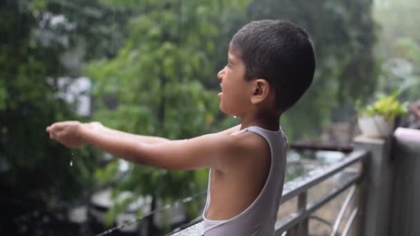 아이는 발코니에서 인도의 아이는 우기에 빗방울을 가지고 아이는 곳에서 — 비디오