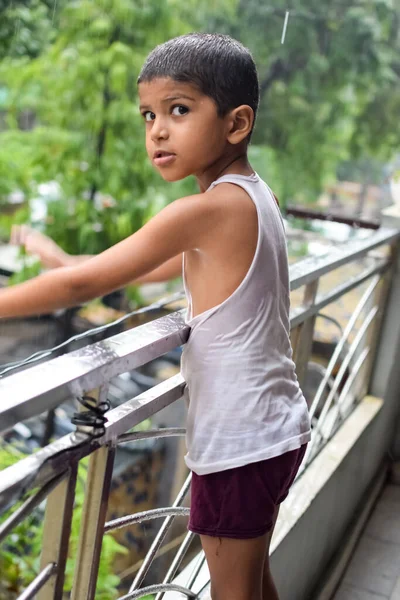 Маленький Ребенок Играет Летний Дождь Балконе Дома Индийский Умный Мальчик — стоковое фото