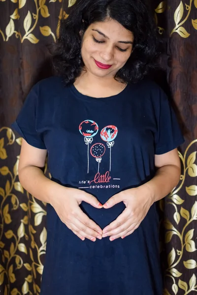 Eine Schwangere Inderin Posiert Für Ein Indoor Schwangerschaftsshooting Und Hände — Stockfoto