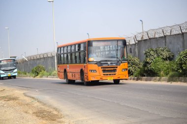 Yeni Delhi, Hindistan - 16 Nisan 2023 - Indra Gandhi Uluslararası Havalimanı yakınlarındaki ana yoldan geçen araçların görüntüsü