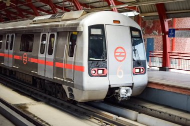 Delhi Metro treni Yeni Delhi, Hindistan, Asya 'daki Jhandewalan metro istasyonuna varıyor. Jhandewalan istasyonundan kalkan 20 lakhdan fazla yolcu Delhi Metro' dan yola çıkıyor.