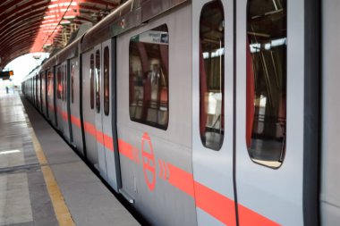 Delhi Metro treni Yeni Delhi, Hindistan, Asya 'daki Jhandewalan metro istasyonuna varıyor. Jhandewalan istasyonundan kalkan 20 lakhdan fazla yolcu Delhi Metro' dan yola çıkıyor.