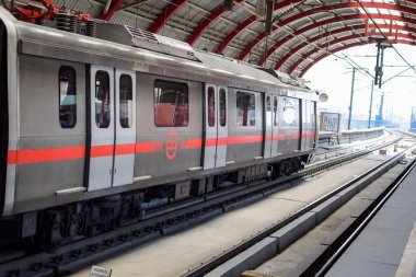 Delhi Metro treni Yeni Delhi, Hindistan, Asya 'daki Jhandewalan metro istasyonuna varıyor. Jhandewalan istasyonundan kalkan 20 lakhdan fazla yolcu Delhi Metro' dan yola çıkıyor.