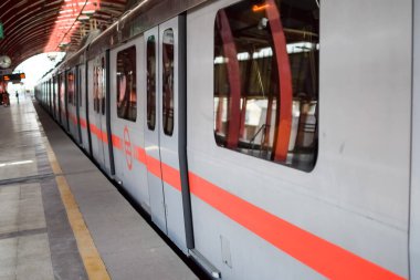 Delhi Metro treni Yeni Delhi, Hindistan, Asya 'daki Jhandewalan metro istasyonuna varıyor. Jhandewalan istasyonundan kalkan 20 lakhdan fazla yolcu Delhi Metro' dan yola çıkıyor.