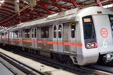 Delhi Metro treni Yeni Delhi, Hindistan, Asya 'daki Jhandewalan metro istasyonuna varıyor. Jhandewalan istasyonundan kalkan 20 lakhdan fazla yolcu Delhi Metro' dan yola çıkıyor.