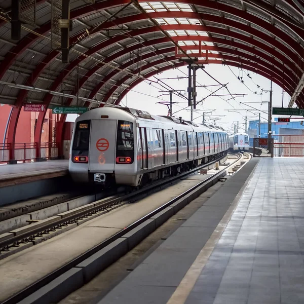 Delhi Metro Tåg Anländer Till Jhandewalan Tunnelbanestation New Delhi Indien — Stockfoto