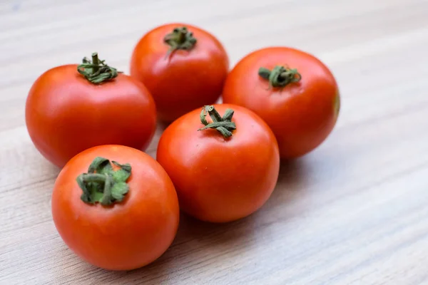 Czerwony Pomidor Zwykłym Drewnianym Stole Niezbędne Warzywa Dla Wszystkich Podstawowych — Zdjęcie stockowe