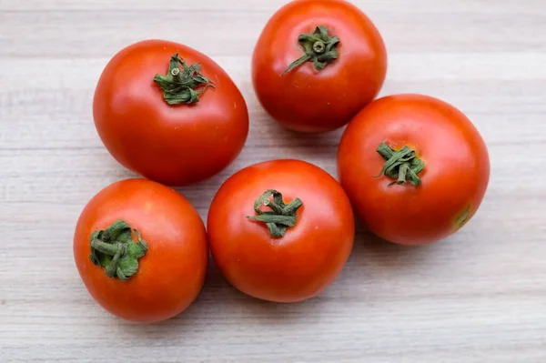 平野の木のテーブルの赤いトマト すべての必須の食べ物のための必須野菜 明白な背景の未剥離野菜の眺め — ストック写真