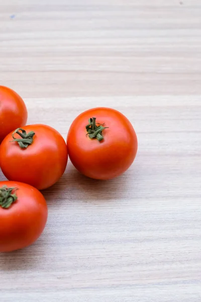 Czerwony Pomidor Zwykłym Drewnianym Stole Niezbędne Warzywa Dla Wszystkich Podstawowych — Zdjęcie stockowe